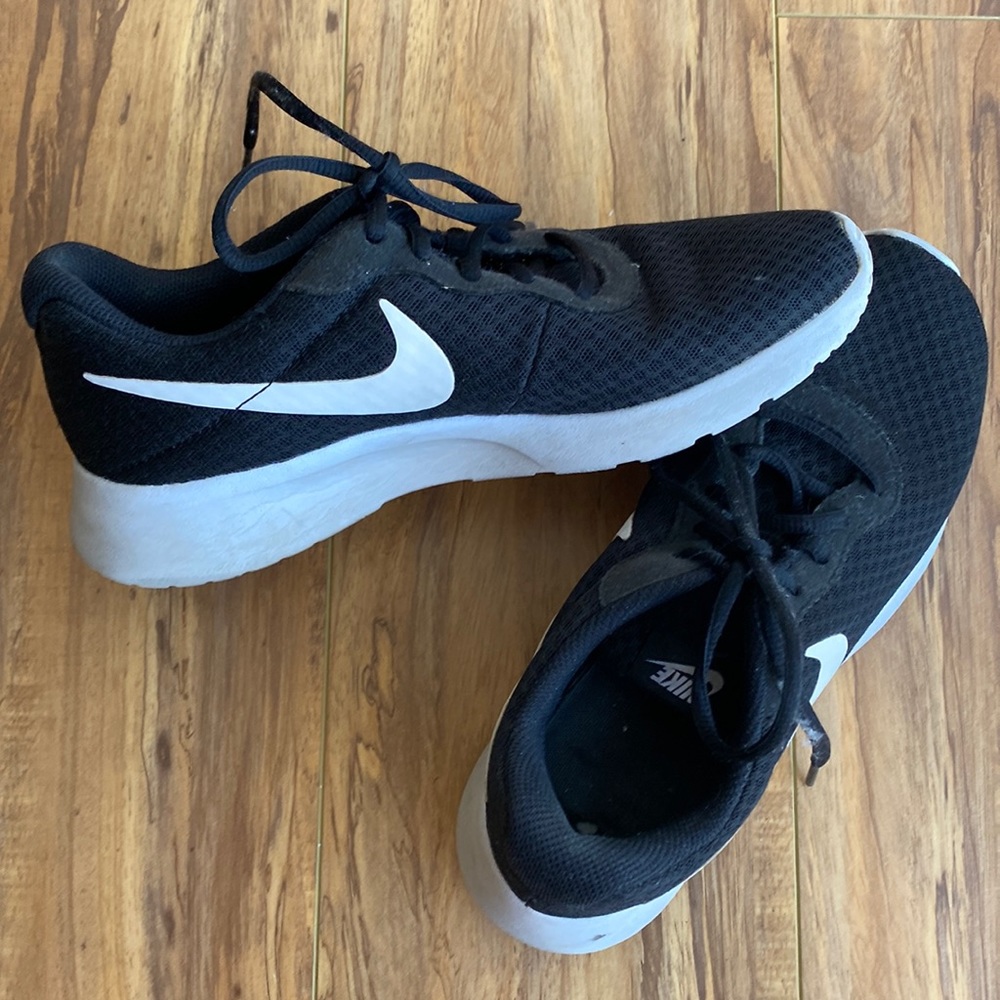 Women’s Black Nike’s